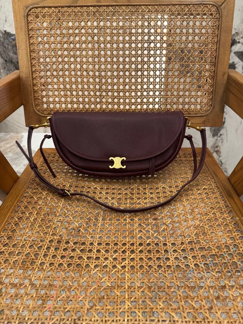 . SOFT TRIOMPHE HALFMOONSmall pocket. New Product Information 9.8 X 5.1 X 2Inches（25 X 13 X 5centimetres） Lamb leather. In the rectangular liner. Gold-faced. Shoulder or slash 1Main partition. Dismantled and modifiable sundries, Minimum length8.46Inches（21.5centimetres）, Maximum length12.99Inches（33centimetres） - The caps.1A remote zipper bag. Backset1A remote zipper bag.