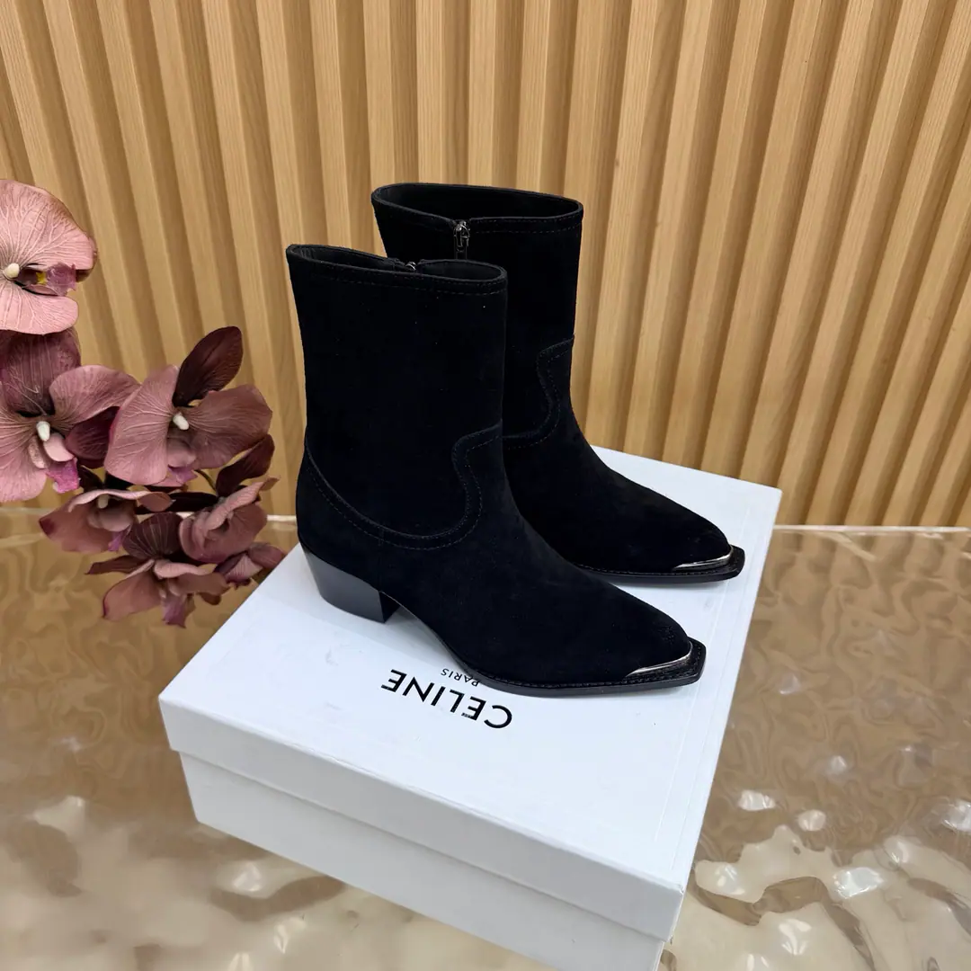 2026The cabinet is synchronized with the new money in autumn and winter. Celine｜Céline.26Autumn and new Pitchey. Bold West cowboy Martin boots.！ Top Version⚠️Niu Kyung. Bullskins. The upper foot is super handsome. It's super cool.！You're not so bad at all.. With jeans, you're a great guy.🔥It's definitely a single piece of fire this fall and winter.！ Material Skins for shoes./Bullskins. The insides are all sheep's skin. The original is really a big one. Size: 35-41 （40, 41, 42Custom）