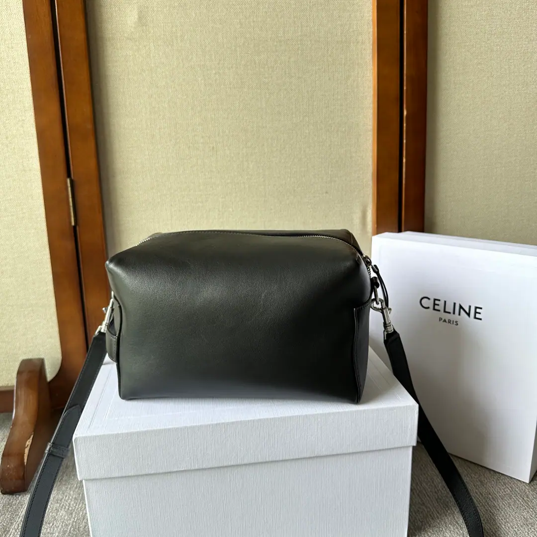 CELINENew｜The boys' lunch box is also coming to get the heat. We're...CELINEThere's a lunch box for boys too., Actually, it's called...TAKE AWAYMailman's bag., It means you can walk on your back., It's really a big capacity to fill a small lunch box., Of course, it's a good one, with a slant., Black boys are cool backs. No sex bags are more relaxed. 9.1 X 5.9 X 5.5Inches（23 X 15 X 14centimetres） Marker, The cattle leather bag. The fabric line. Silver face. Handheld, ♪ Shoulder and slash ♪ - We're going to pull the chain. 1Main partition. Leather., Length1Inches（2centimetres） Dismantled and modifiable leather sundries, Minimum length20Inches（50centimetres）, Maximum length24Inches（60centimetres）Paragraph100335 Attach original packaging