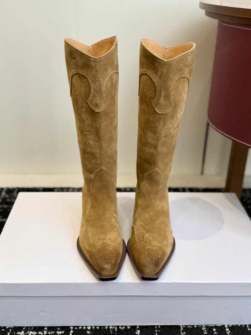 Requisition level Celine Céline. 26ssAutumn and winter brand new. The ancients are rough. Chelsea. Pointhead Boots. High boots. Knight's boots. The season of Céline is a really good season. Like this boots are a real scooter. Focus on booting. No leg-scree. The upper leg second becomes the length of the leg., It's a super thin and a lot of stuff.！That's a hell of a thing. Shoe.: Original import, leather/Importing cow skin Uchi.: Import of sheep skin Otsumi!: The original is really a big one. Size: #35-42（40, 41, 42Do it.）