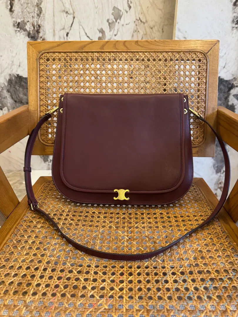 CELINE Besace ♪ The big, loose bag ♪🖤Soft Triome Besace ～The big bag that comes loose at any time. Black is cool.[Kiss me.R]- The stylish black gold. I'm just freshening my knowledge of the weight of the bag.☁️Light-awat sheep skin. The material is light enough to keep this steady.[Look.R] Summer's new., One hit.‘Lazy and stylish.”♪ Feels like ♪. Package Design: Compared to the classic half-month bag., This one. Besace More square., The box structure makes it look more inclusive. And the capacity is bigger., It's easy to fit in a folding umbrella., - Keep the cup warm. Bags. Materials and touch.:"and use soft natural particles to shine the sheep." Pee., It's a touchy touch., It's a little bit of a ego., It's not a burden.. Practical Details:There's a zipper pocket on the back of his back., Yes. Put it or key it., Very convenient.. Magnetic straws are low profile.. Triome Insignia, There's a clean one at the start.“♪ Ting-dao ♪”Sound. Dimensions:32cmx7cmx27cm Numbering: 123632