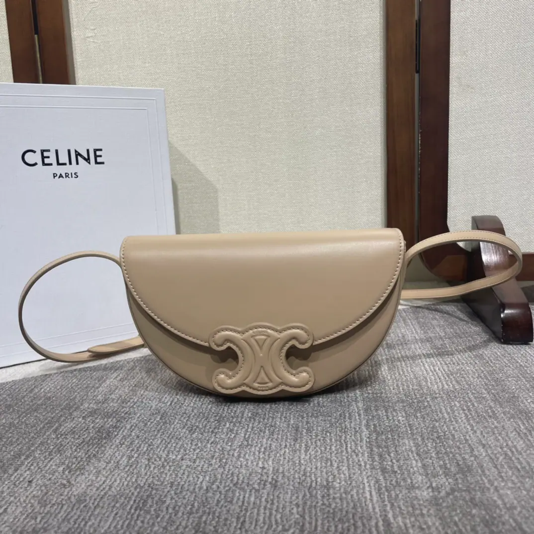 Ce22Winter Show.｜Moon bag🌙Celine BasaceThe Triad Gate. Pure cortex No point of filling of metals on the surface Instead, it's a simple thing to do.✨Press button cut. The original factory skin is made of pure steel gold. The most extraordinary detail. The bag is very well designed. It's slanting and cozy. It's a lot of fun.～It's perfect for autumn and winter with a commocort or a silhouette. It's a big one. And you can punch the shoulder belt with one more hole-second and you can wrap it under the armpit., A bag of doubles. Super-high value.😍 New ice blue systems for the new season. Super-repair.～ Model: 111233.Dimensions: 23×13.5×6cm