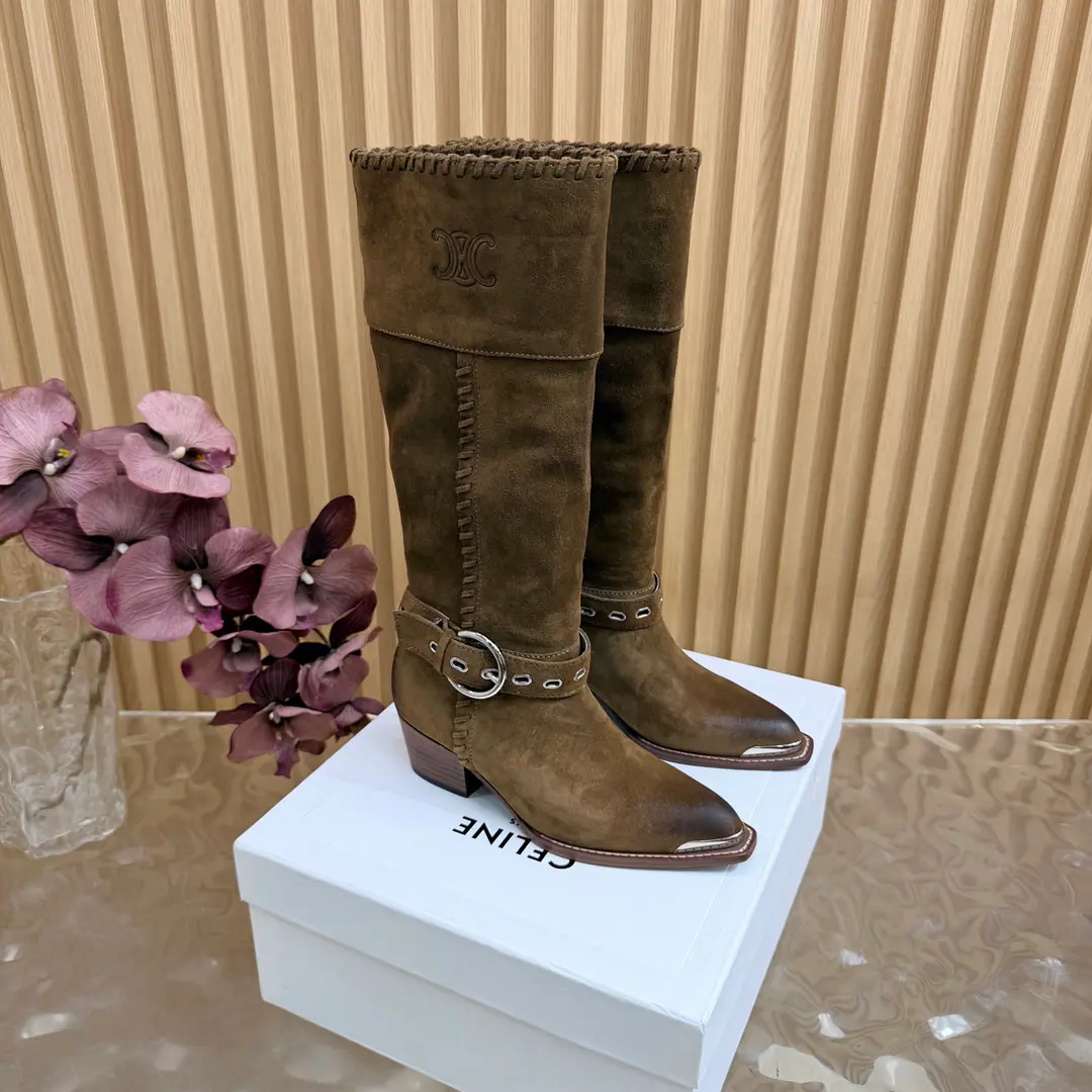 2026The cabinet is synchronized with the new money in autumn and winter. Celine｜Céline.26Autumn and new Pitchey. Bold West cowboy Martin boots.！ Top Version The upper foot is super handsome. It's super cool.！You're not so bad at all.. With jeans, you're a great guy.🔥It's definitely a single piece of fire this fall and winter.！ Material Skins for shoes./Bullskins. The insides are all sheep's skin. The original is really a big one. Size: 35-41 （40, 41, 42Custom）