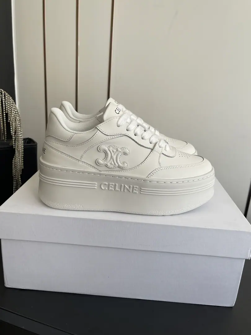 🏧𝗖𝗘𝗟𝗜𝗡𝗘 Céline's new dark-deck sneakers., There's a pair of shoes and a pair of shoes.logoMarked sneakers.. The shoe backs and the side print brand.LogoMark - Bread shoes. Spring and summer, the girl's ring and the symbol is simple and comfortable., Clean., Increase your legs. The shoe face is imported in the original form of the cow skin. Original I'm comfortable with air. Original OpenTpuOtsumi! Codes35-40（40.41Make a reservation.）