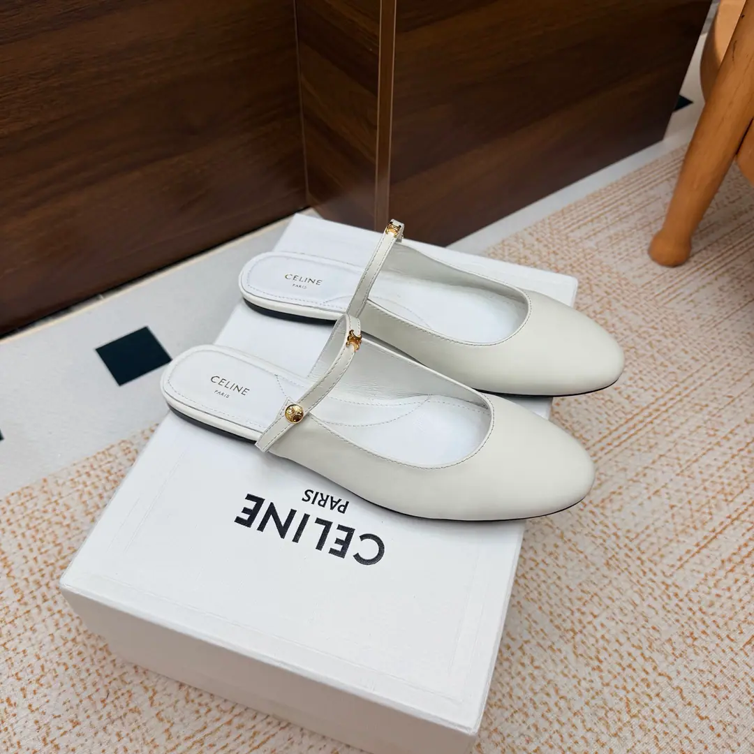 2026The new Mary of Spring and Summer is half-drawn. CelineSpring and summer swing door fashion shoes. LeFlell Shoes. Nice and low-profile. The upper foot is really thin and beautiful. CA home-specific connoisseur.logo I can see it. ✔Shoe.: Original cow skin ✔Uchi./Foot.: Use top-level hybrid sheep skin. ✔Italy🇮🇹That's a big one. ✔He's tall.: Floor ✔Size: 35-41（40, 41, 42Custom）