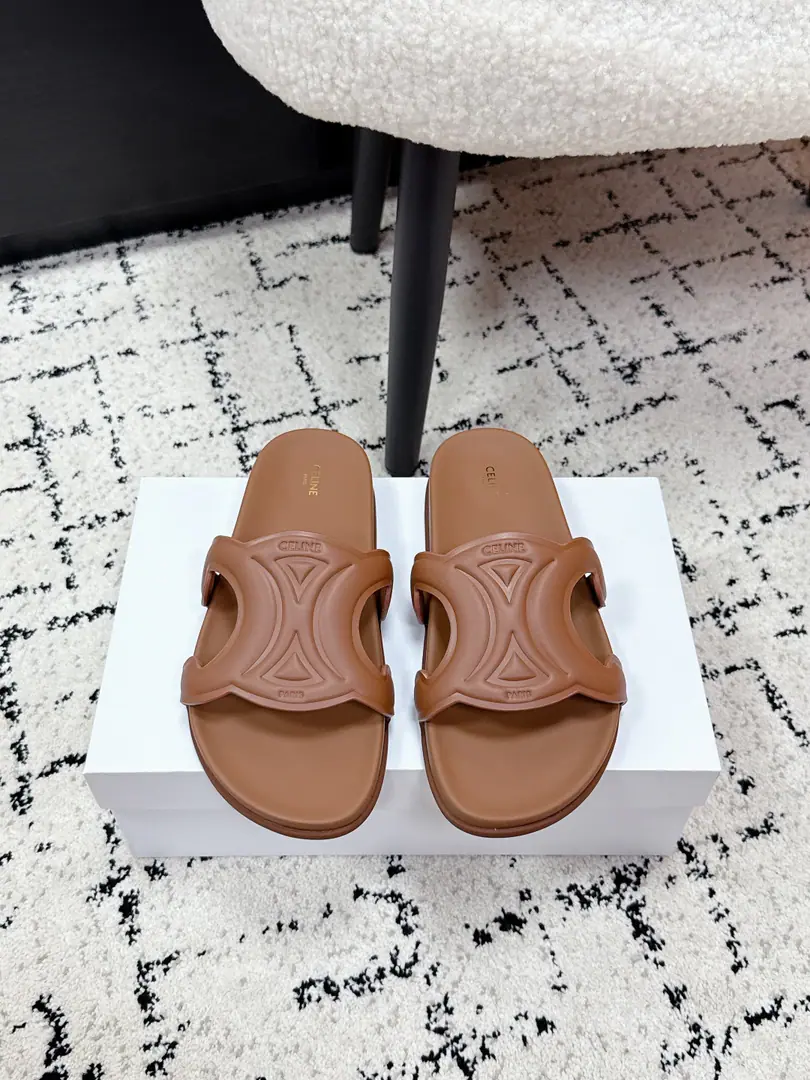 CelineCéline. 26/ Summer and Spring and Summer. Thick One word for slippers. CELINECéline's a drag., Use of markersCeline Pattern, It's a very good recognition.！The shoes are soft leather., A pair of light rubber shoes., And wear it in a comfortable and durable way. Open slippers design, Summers are a good day or vacation., Cream white., Brown., Black Multicolor Options, You're a big fan of the game.. It's a pleasure or a vacation., It's easy to raise the image., Stylish and practical.！ ✔️Size: #35-40（40I'll make sure I don't change it.）