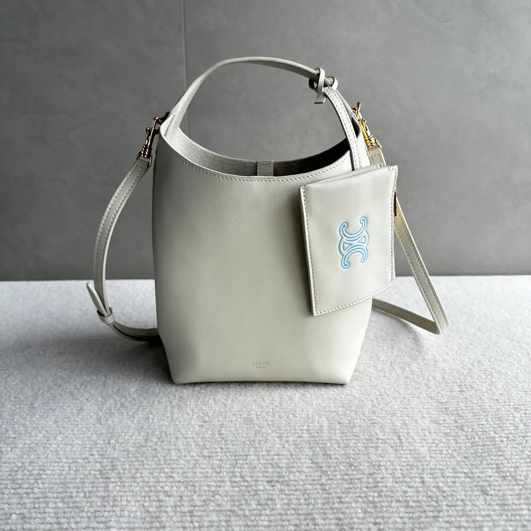 New items online.🅰️🅰️ CE NewHOBO Handbag.👜 SoftfufuA natural cow skin., ♪ The oil is so bright ♪, Touch the silk.～ ClassichoboArc wrapping, BingAVAMore lazy., The size of the trumpet is so fine., You can have your hands slanted.😌 ✅ It's all there. • Material: Soft natural cow skin.+In the furded liner., It's a terrible quality.￼￼￼ • Design: Little pocket wallet.➕Magnetic buttons are safe and advanced. • Capacity: Main level can hold cell phones., Pizza., Lipstick, It's enough for the day. • Shoulder belt.: Adjustable, Switch at will with single shoulder slants￼￼￼ Paragraph: L10133 Colours: It's white. Dimensions: 19x11.5x18cm （Prefixed packaging）