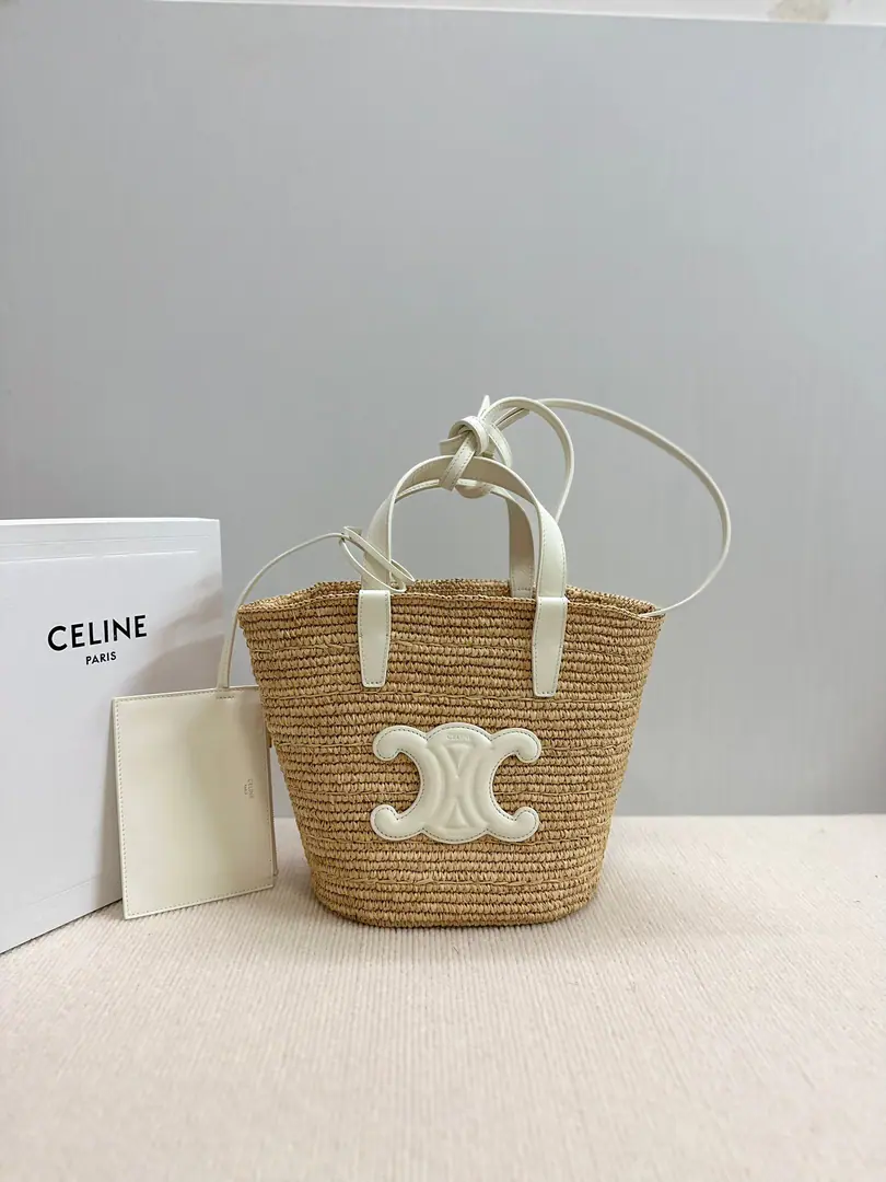 New items online.🅰️🅰️CE TEENNew paragraph weave classic baskets of food🉑️ The gentle colors and euphemisms of the enchanting charms. ！ Use of plant materials The cattle leather bag., No line. ♪ But the shoulder and the hand ♪ 1A insider can remove leather zippers pocket. Handbags made manually Every piece is unique. The size and shape may differ slightly.！ Paragraph: 115802（Prefixed packaging） Colours: Raphigrass./White Dimensions: 21.5x22x13