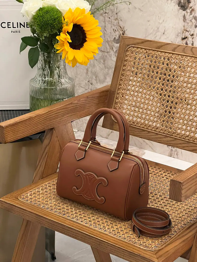 Full-skin Boston pillow bag. Finally, we're waiting for the cortex and fabric to come to the swing door. It's more qualitative in nature.！！ A full of high-level, high-flavored relic. The capacity is as strong as ever. Two ways of carrying back and hand. Dimensions: 19.5-14-7.5cm
