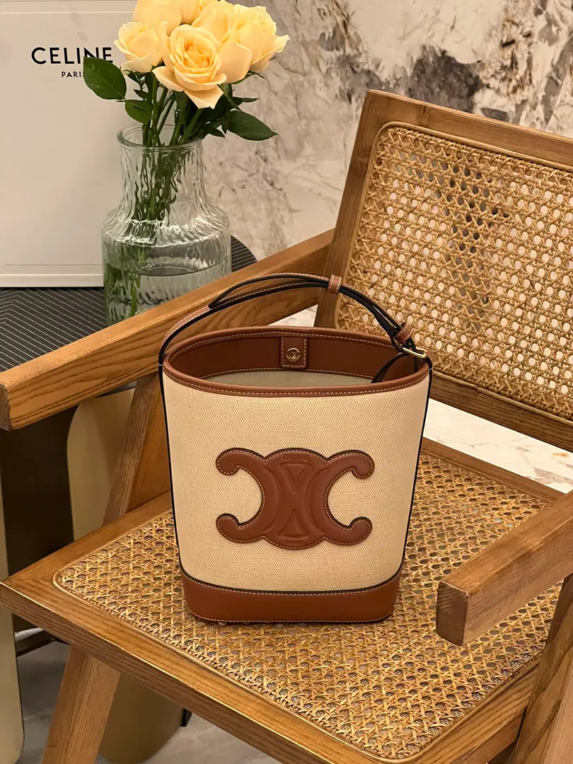 CELINE New paragraphCUIRWater buckets, Use the Quadrants Stereo-widelogoMore understanding of sexual maturity, The oxen are good., Use the full skin weight lighter.. Shoulder band adjustable, 🉑️Slash🉑️Single shoulder. There's a button inside the bag., The student party and the mom., Largeness of capacity everywhere Very recommended.！ The black and the white. Dimensions: 22-18-13cm