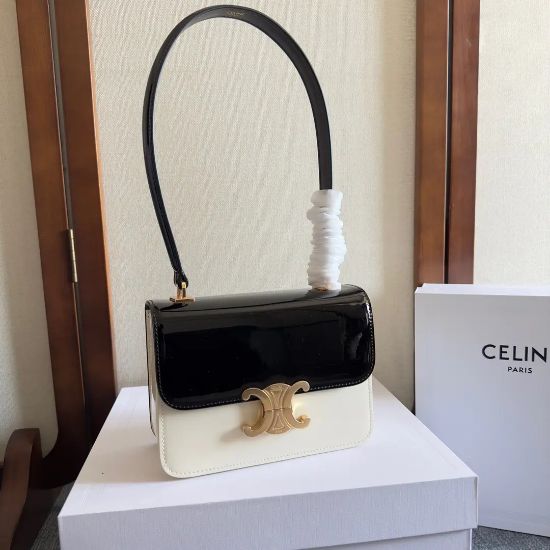 CELINE24｜TEEN GARANCEA leather bag with a painted cow. 🆕🆕🆕 ♪ The greatest silky ♪✨NewGARANCE CELINEGold.60Age, You must have the paint-skin bags.🎩 It's a perfect touch., Pure and elegant. It's a fine black gold.～Mysterious and charming., It's a nice, fancy room with a fall and a winter.💯 The new designer strap.～It's more comfortable than a traditional armpits., More stylish.🆙 The sister who saw the show.～I think they're all going to get caught.🤩 Cow leather., In the leather line., ♪ Shoulder and handheld ♪, TRIOMPHEMetal locks, 3An inner layer., 1An inner zipper pocket., 1A flat pocket on the inside., Leather-man.24cm Dimensions: 18.5x13x6cm（Prefixed packaging） Paragraph: 118053