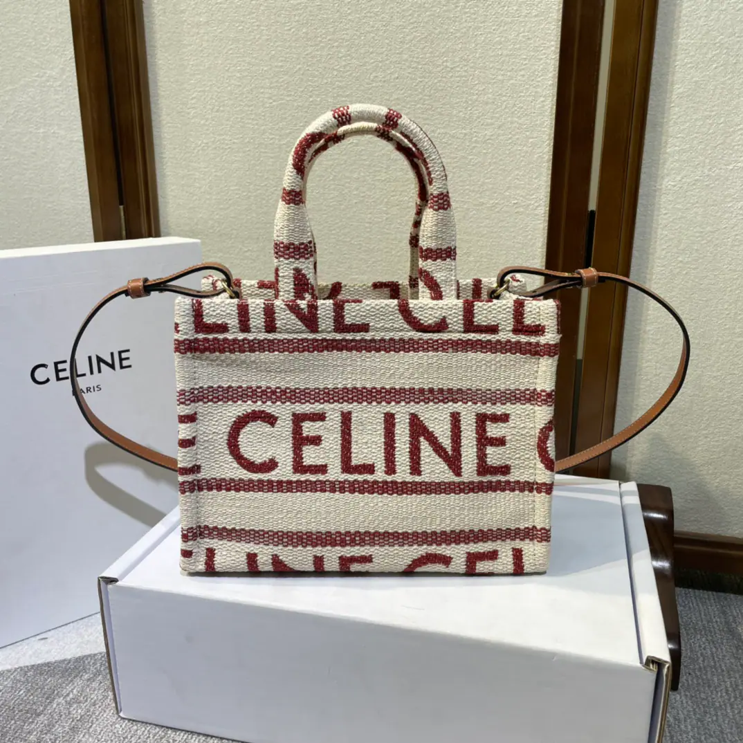 CELINEAutumn New｜CABAS THAISSmallTRIOMPHEGarved cattle leather bags. The new super-soft gyrogates are black fabrics, and they're a little totet. The whole time was a big Tot. The new Tot size is not too friendly for small children.[Love.] And the shoulder belts can slash. A practical and a beautiful one. Dimensions: 29x16x13cm Shoulder belt.: 44cm Model: 199162