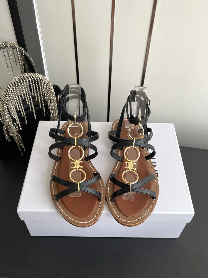🏧𝗖𝗘𝗟𝗜𝗡𝗘The new Celebrity Metal Buffs with the toe-deep sandals.. Shoes on the face make the skin of cattle. The inside of the cow. The original is really a big one. Codes35-41（40 41Make a reservation.）