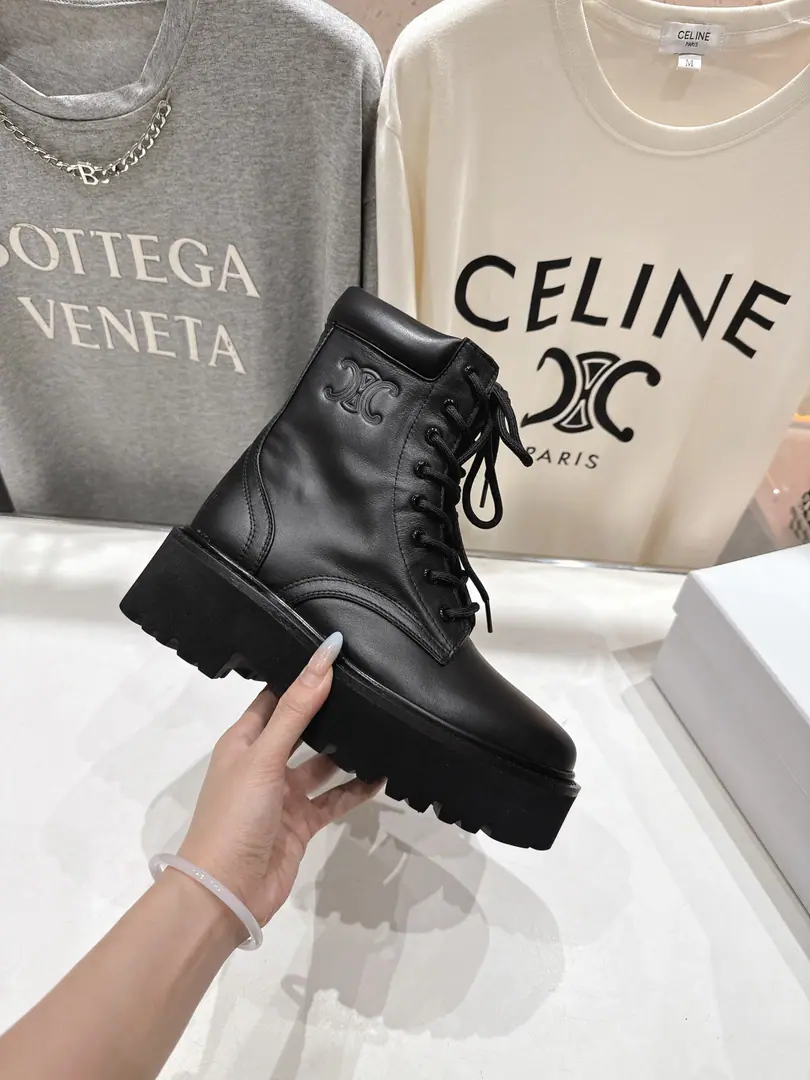 🏧𝗖𝗘𝗟𝗜𝗡𝗘Céline's new resonance with thick, short and medium boots Martin boots and knight boots.. The Red Bang is coming.！The big reds are the first to experience., CelineRedinsThe Herb-breeding God., It's a very retrograde wind., The aerobics are perfect., Design style is very new., It's very high-class and very comfortable..Original 1-to-one.！Absolute monopolistic practice！ ✔Fabulous.: Imported cattle skin ✔Uchi.: Bullskins. ✔Otsumi!: Original version to open ✔Size: 35-40 [40.41.42Do it.]