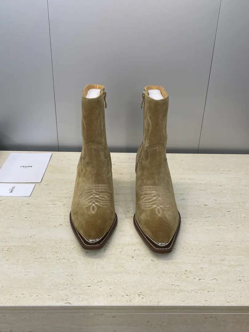 Plant prices CELINE 2026Autumn and winter, new punk-style iron-head car, female boots. Therlin.logoThe hardware is a rough-widdered, sharp-swipe knight boots. Material:Skins for the shoe face./Import sheep, skin.+In the skin of the watered cow.+Italy is a big-ass country. He's tall.:4.5CM size: Female size35-41（40.41Custom without re-offer）