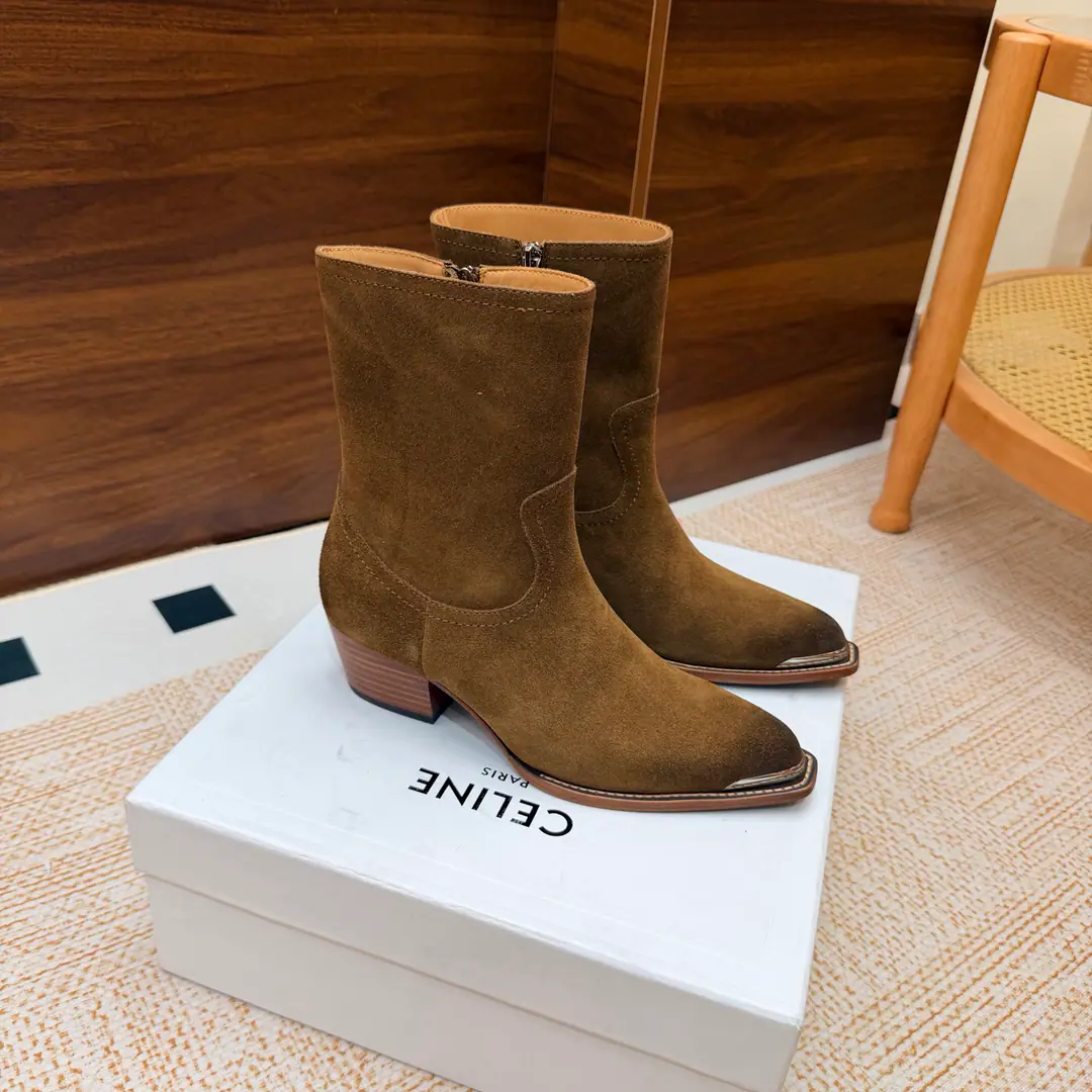 2026The cabinet is synchronized with the new money in autumn and winter. Celine｜Céline.26Autumn and new Pitchey. Bold West cowboy Martin boots.！ Top Version⚠️Niu Kyung. Bullskins. The upper foot is super handsome. It's super cool.！You're not so bad at all.. With jeans, you're a great guy.🔥It's definitely a single piece of fire this fall and winter.！ Material Skins for shoes./Bullskins. The insides are all sheep's skin. The original is really a big one. Size: 35-41 （40, 41, 42Custom）