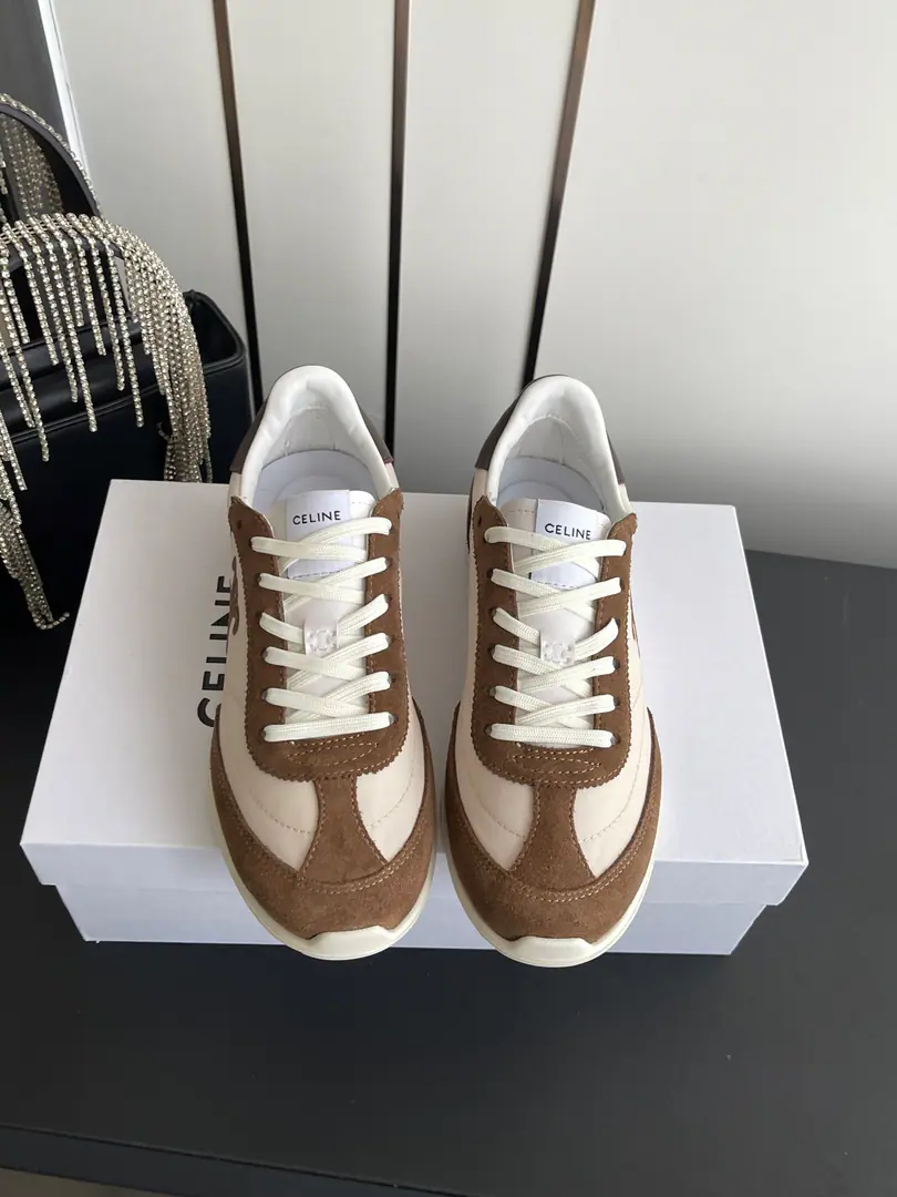 🏧𝗖𝗘𝗟𝗜𝗡𝗘Céline. New paragraph Top The logo is wearing a gwan's shoes and a white shoe.. The shoe face is imported with a head-decked cow. The sheep's skin is in the ground. The original is a model of the past. Size35-41 [40.41Make a reservation.]