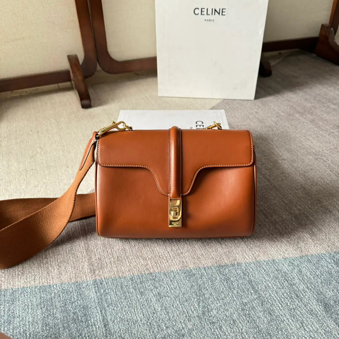 CELINE TEEN SOFT16 2021Next is a nice series." And then we'll remove the wrist and add a sense of youth and fashion., Very.HediRebel street winds, That's the combination of the past.celineJane's cold and he's a little old for leisure., The French Romantic class.！ The whole thing is full of cow skin., Slash and shoulder. Rotate lock buttons open 2An inner layer. Inner zippers pocket. The straps are long and undryable.52centimetres Paragraph: 196853Brown brown. Dimensions: 23 X 15 X 9centimetres(Prefixed packaging)