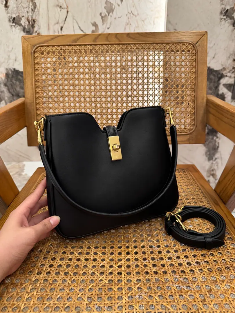 . CAMILLE 16 SOFTSmall-size smooth-ass leather handbag. New Product Information 9.7 X 8.5 X 2Inches（24.5 X 21.5 X 5centimetres） This paragraph does not fit a larger, sane tablet. Cow leather. In the leather line. Handheld, ♪ Shoulder and slash ♪ Rotate lock buttons open 1Main partition. 1An inner zipper pocket. 1A strip that can be removed from the shoulder belt of the hand., Length8.6Inches（22centimetres） 1Dismantled and modifiable sundries, It's slashed., Minimum length16.5Inches（42centimetres）, Maximum length19Inches（48centimetres）