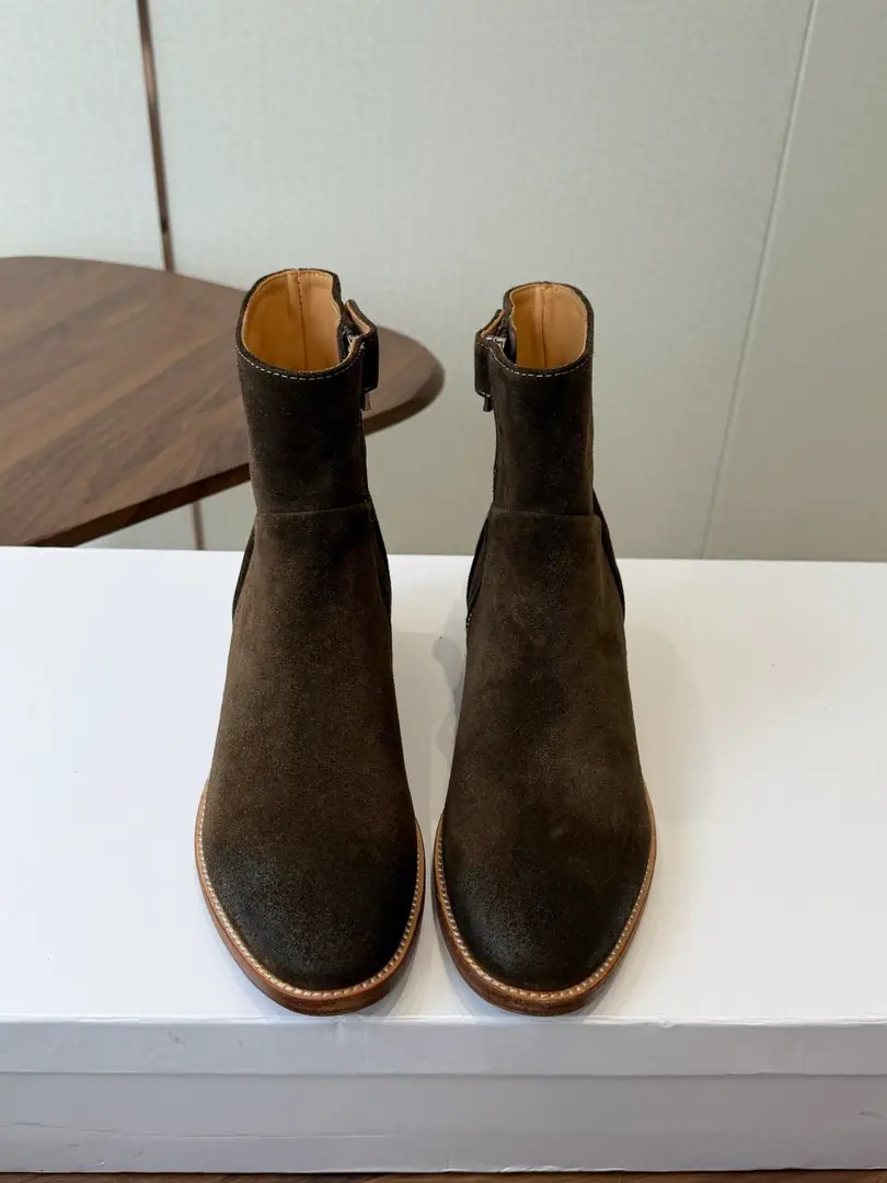 Celine Céline. 26ssAutumn and winter brand new. Bold Short boots. The season of Céline is a really good season. Like this boots are a real scooter. Focus on booting., Button design is unique.！ Fabulous.:Counter-featur./Head-decked cow skin. Uchi.:In the cow's skin. Otsumi!:Italy is a big-ass country. He's tall.:3CM Codes: 35-41（40, 41Custom）