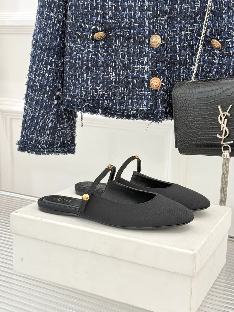 Plant price Celine/Céline.26WFNew Piscion Gate I'm wearing a half-roll of sandals with a head. The swing door is low-key and delicate. A word with a stylish line. The skin of a cow is delicate and sophisticated. The flat soft floor is running out of pressure. The top-top toe-panning is thinner. Cowboys are easy and fashionable. A woman with a dress and a second to be a transvestite. You're a good driver. Very simple, very symmetrical. Classic black never out of date. It's easy to get through it. The Celebrity Girl Springs is a bet. ♪ And the feet are so relaxed ♪ The details are hidden from the workhouse. You're both on the line. Spring and summer wear a little pair of eyes. I'm a very good guy. These are really getting up there. You're not gonna step on a thunderstorm.！ The fabric is customized in the original version The inside feet are all sheep's skin. Italian imports are so thick. size: 35-39（40/41Custom） Numbering: 86920260809