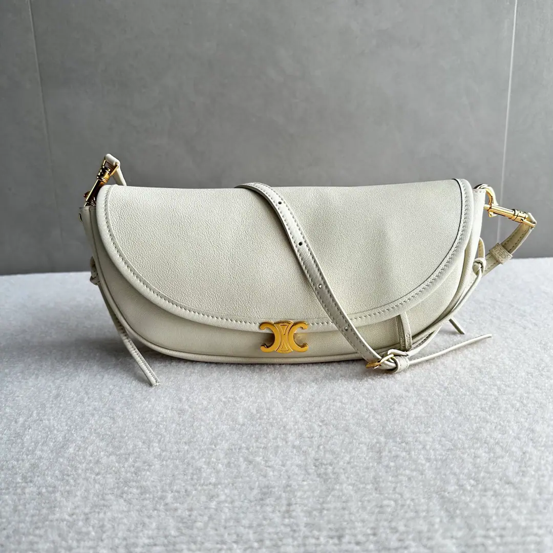 New product. CE HALFMOON Small pocket.👜 Gentle and ancient.·The God of the atmosphere. Autumn is a great place., ♪ Spring and summer are gentle ♪ The back gets more qualitative., The older the better the better. Arc bag+Mini-Roble Gate Gold Buff. ♪ Can slant your shoulder ♪, Little guy's so friendly. It's full capacity., I'm so proud of myself. You're not going to have to go out on a daily basis.✅ Paragraph: L10373Cotton white Dimensions: 25×13×5cm（Prefixed packaging）