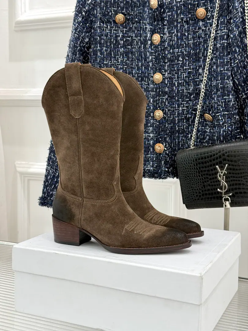 Plant price Goki! Bullskins. Celine /The Celebrity Classic Autumn. West sewn wires and boots. A fall and winter wears a single soul. The classics never pass. Shoes cabinets are always investment-grade. The details are very well known. Artificially made by Spanish craftsmen A stylish, acupuncture. No thunder on your eyes. The sutures are re-engaging the west. The cones are thick and steady. Slashy head pulls the legs line. The inner zipper is easier to get through. The upper leg second becomes a thin leg. The French regenerate is full of feeling. It's a good suit for a cowboy. You can fly around the street easy. It's easy to wear a high class. It's a low profile. Who wears a nice treasure? You're so good at it.！ Facework customized leather with original The inside feet are all sheep's skin. Original modeling, slide-proof floor size: 35-39（40/41/42Custom） Numbering: 97220260806