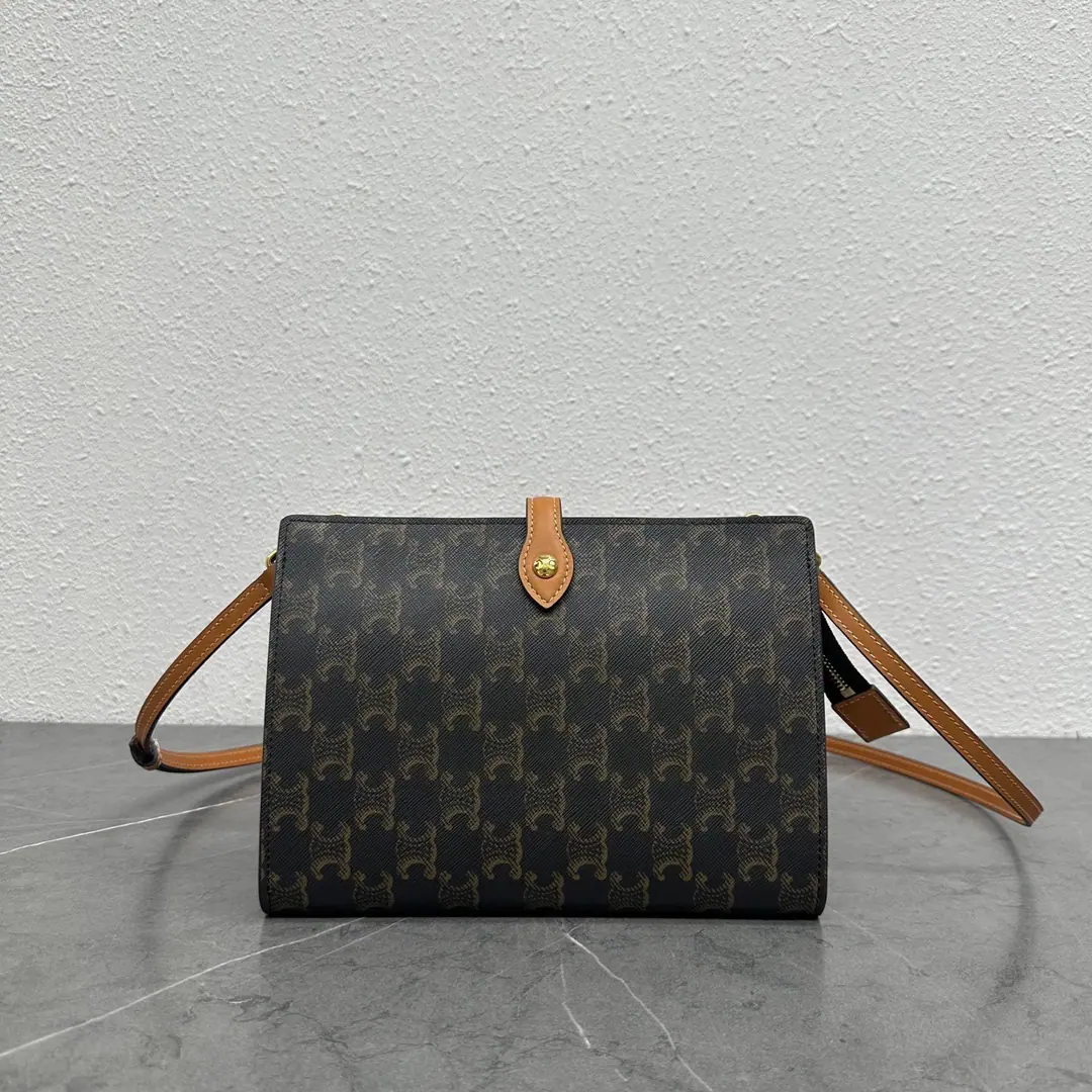 New items online.🅰️🅰️ CE Note Book Handbag.👜. The other one's got new stationery. CELINENotebook Yeah.CE The most popular are stationery and homelines.. Make-up bags., I've got a lot of boxes and notebooks., I want to collect my pens.. New in the middle.（B5）The book-skinncase., #Beagle #A5More commercial.. LetterlogoOn the back., Inner brown with card., Very patient to see what you like. Paragraph: L10806 Colours: Grain palm Dimensions: 22x15.5x3.5cm