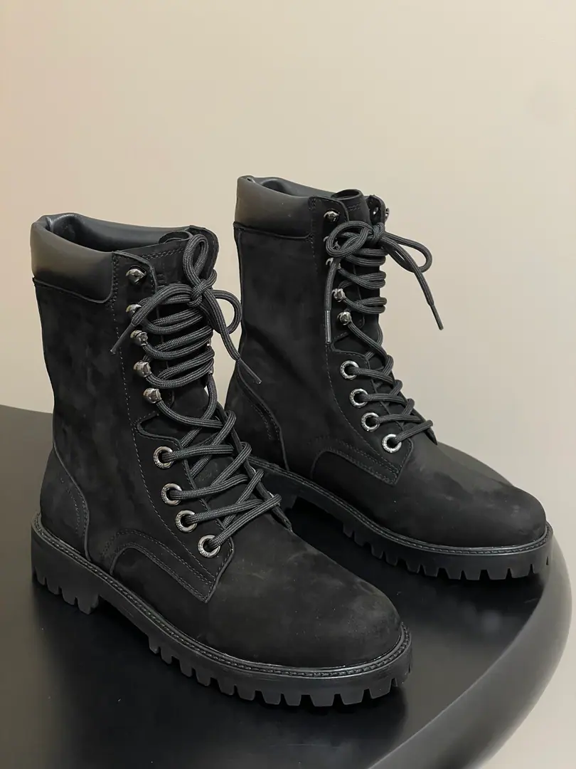 Female/Men 🏧𝗖𝗘𝗟𝗜𝗡𝗘/The latest relic couple money from Céline.👫LeFoo shoes, thick and leisure shoes. The Red Bang is coming.！The big reds are the first to experience., CelineRedinsThe Herb-breeding God., It's a very retrograde wind., The aerobics are perfect., Design style is very new., It's very high-class and very comfortable..Single-time！ The fabric is swirling with the skin of a silhouette. The insides are very good at importing cattle and skin. The original combination is really a big bottom. He's tall.3.5cm Female size35-42 [40.41.42Do it.] Men40-46 [45.46Do it.]