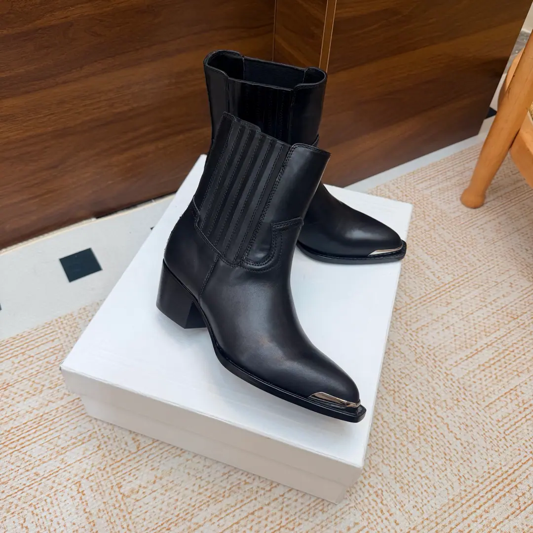2026The cabinet is synchronized with the new money in autumn and winter. Celine｜Céline.26Autumn and new Pitchey. Bold West cowboy Martin boots.！ Top Version Niu Kyung. Bullskins. The upper foot is super handsome. It's super cool.！You're not so bad at all.. With jeans, you're a great guy.🔥It's definitely a single piece of fire this fall and winter.！ Material Skins for shoes./Bullskins. The insides are all sheep's skin. The original is really a big one. He's tall.: 5.5cm Size: 35-41 （40, 41, 42Custom）