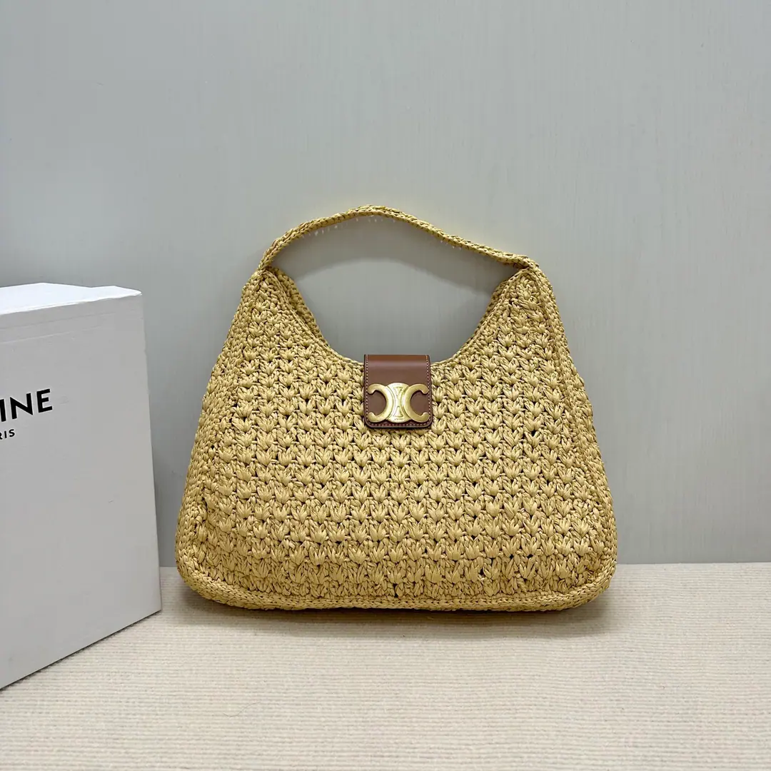 New items online.🅰️🅰️ CABAS TRIANGLE A triangulation kit. The bag is designed primarily with a triangle contour., It's made from a pure handmade Raphigrass., And with the gold face., And the leather covers are there. TRIOMPHEMagnetic button switch, The inside is accompanied by a major kernel.. Just in time to load the daily requirements., Those who want a special design can be one of the collections.. Paragraph: 119772（Prefixed packaging） Colours: PPShit./Brown. Dimensions: 45x23x6cm
