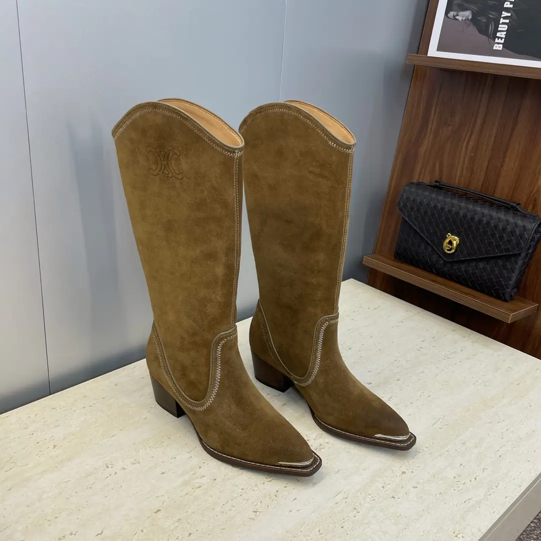 Plant prices:Leather./- A sheep, a skin. CELINE 2026Autumn and winter, new punk-style steel-headed female boots. Therlin.logoThe hardware is a rough and pointy high-headed barrel and kneesman boots. Material:Skins for the shoe face./Import sheep, skin.+In the skin of the watered cow.+Italy is a big-ass country. He's tall.:4.5CM size: Female size35-41（40.41Custom without re-offer）