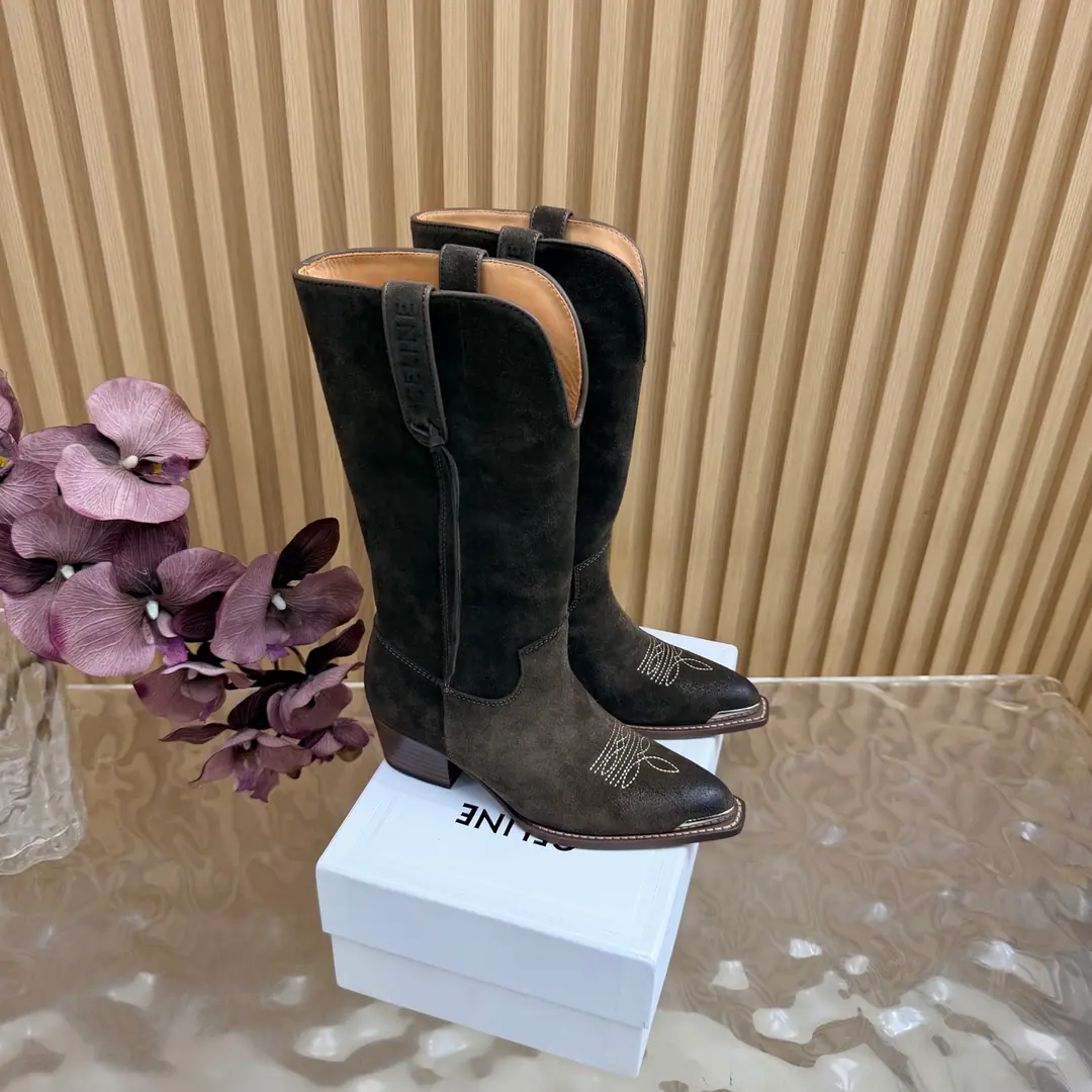 2026The cabinet is synchronized with the new money in autumn and winter. Celine｜Céline.26Autumn and new Pitchey. Bold West cowboy Martin boots.！ Top Version The upper foot is super handsome. It's super cool.！You're not so bad at all.. With jeans, you're a great guy.🔥It's definitely a single piece of fire this fall and winter.！ Material Skins for shoes./Bullskins. The insides are all sheep's skin. The original is really a big one. Size: 35-41 （40, 41, 42Custom）