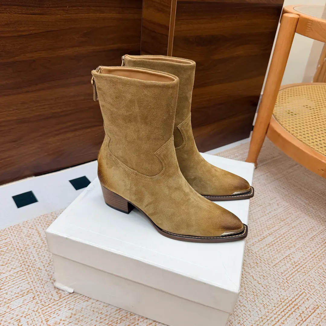 2026The cabinet is synchronized with the new money in autumn and winter. Celine｜Céline.26Autumn and new Pitchey. Bold West cowboy Martin boots.！ Top Version⚠️Niu Kyung. Bullskins. The upper foot is super handsome. It's super cool.！You're not so bad at all.. With jeans, you're a great guy.🔥It's definitely a single piece of fire this fall and winter.！ Material Skins for shoes./Bullskins. The insides are all sheep's skin. The original is really a big one. Size: 35-41 （40, 41, 42Custom）