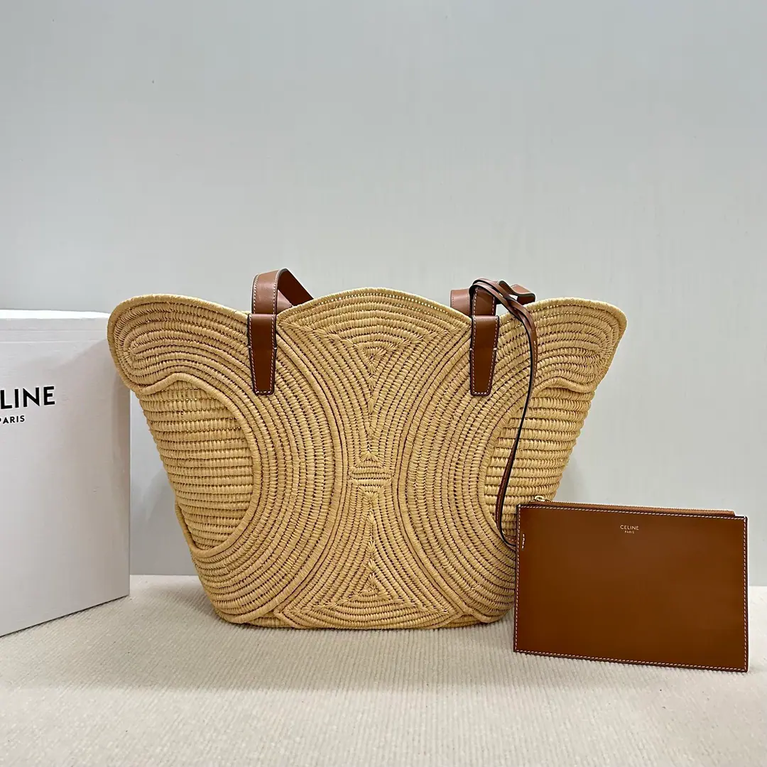 【A new one.】CELINE Natural plant materials and cattle leather series weedingTRIOMEClassic basket bag. Summer is a collection of grass.🌴🌴🌴 Natural grass weaver baskets.✨Each one is a pure manual one.🎁 CelineSummer of the girl.💃 A holiday wind of insufficient love. ～I like this special, leisure holiday.～The warm rice is as warm as the sand of the morning. 🌊It's a calm and sweet feeling.😊A wide and functional package with a stereo-based instrument. Smart blending advanced style～ Nice top.！And the pictures are really good.！ ‼️Notes: Handbags made manually, Every piece is unique.. The size and shape may differ slightly.. Natural plant materials, The cattle leather bag., No liner., Gold-faced., ♪ Shoulder ♪, 1Main partition., 1A insider can remove leather zippers pocket., Shoulder length.35cm Dimensions: 47x30.5x15cm（This bag is too big., Not packing） Paragraph