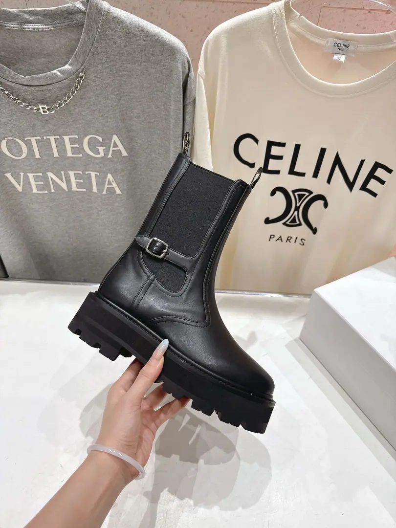 🏧𝗖𝗘𝗟𝗜𝗡𝗘/Céline. Autumn and winter, handsome and beautiful Martin boots.. The ancient Janey is a fashionable man. The upper feet are so cozy.！Low profile short-forms, It's a super-cool look with a little retro., I'm a little light on my feet., To create a variety of ways of wearing it. Import of calf leather materials in original version Uchi./The silk cow mats are chosen by the best. The original model of the rubber floor. Size35-42 [40.41.42Make a reservation.]