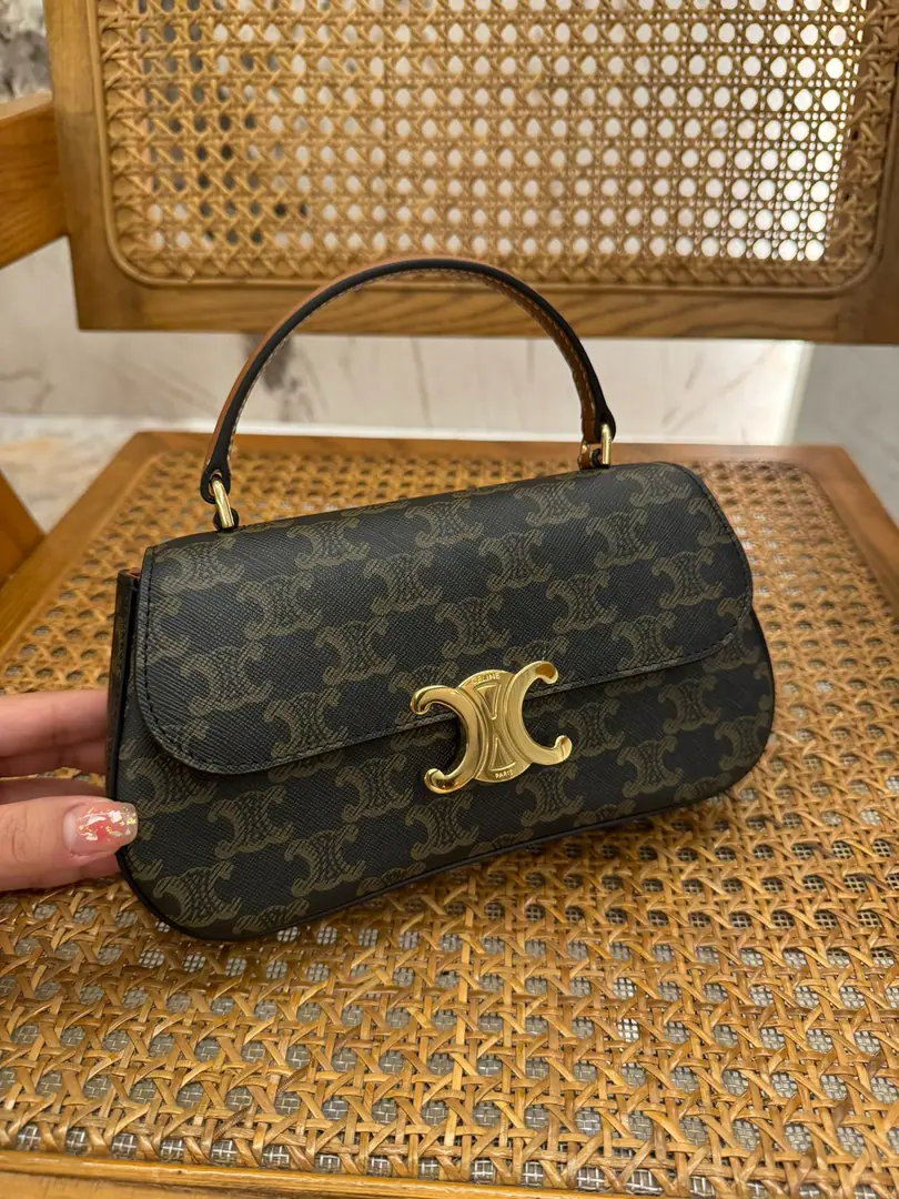 Autumn and winter money.TEEN LOLA Handbag.👜. The Triadmens are another act of God. Teen LolaOnline TRIO MPHEPress button cut. Inline1An inner layer. 1A flat pocket on the inside. Long shoulder belts can be disassembleded and reconciled The French graceful wind is so great. 🉑️Easy. Pizza. Daily living items, including a small bag.！ Not only is she a little sweet and sweet. And...🉑️Hands on the slant. One shoulder, multiple combinations. Dimensions: 22.5-11.5-5cm