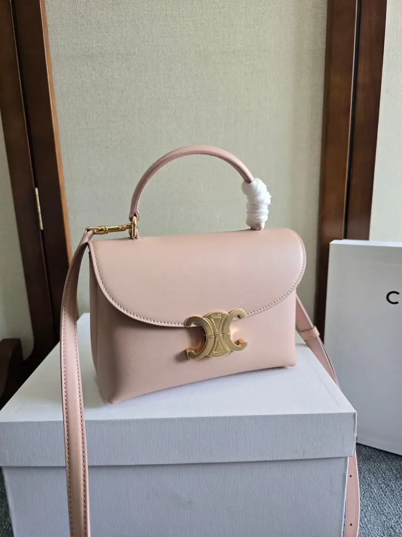 New items online.🅰️CEThe Triad Gate.kellyHandbag.👜 New swing door bag collection. It's all about the high sense of excellence.！ A simple contours. ♪ For a steady black ♪ A low-key brown classic of old flowers. Wait.…It's all about the incredible quality of the world.❤️ kellyThe classic line is simple and generous. No extra decoration. It's all about beauty.🫶🏻 Paragraph: 118113 Dimensions: 20.5x13x8（Prefixed packaging）