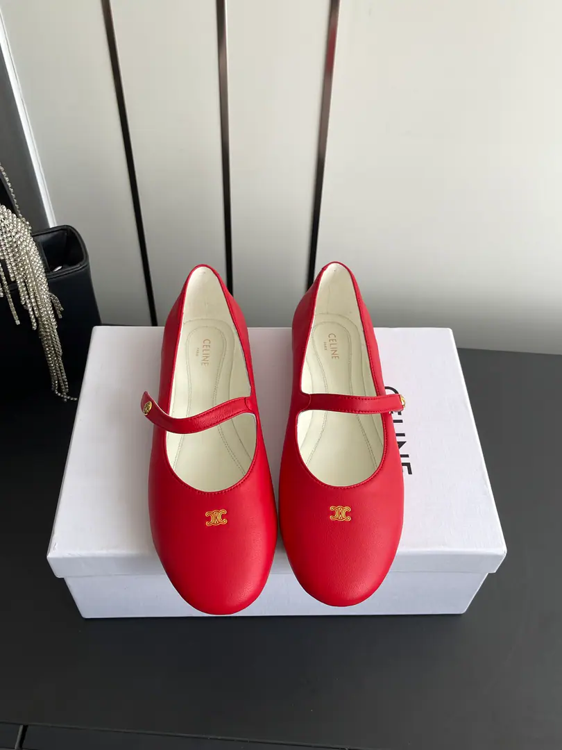 🏧𝗖𝗘𝗟𝗜𝗡𝗘 The new Céline is holding Mary Jane's shoes. The classic Mary Jane's Shoes., Round shoes with a sign-based revolving door button., It's a relic of the French.. The shoe line is easy and easy., Single-string designs combine a sense of precision with a sense of ease of elasticity., Whether it's with jeans or not,, Half-cloth or suit?, It's easy to fit in with daily commutes., I'm going to go on a date and I'm going to go on a different scene.. Shoes are fit for feet., The softness of the skin brings light and comfort to the dress., You can stay comfortable for a long time., It's not tired.. Multi-colorable Colour Scheme, Every one of them has its own attributes., I'll be in your daily closet., It's a low-key device that raises the overall compost.. Shoe.: Lamb skin. Uchi.: Lamb skin. Otsumi!: That's a big one. Codes: 35-40（40Make a reservation.）