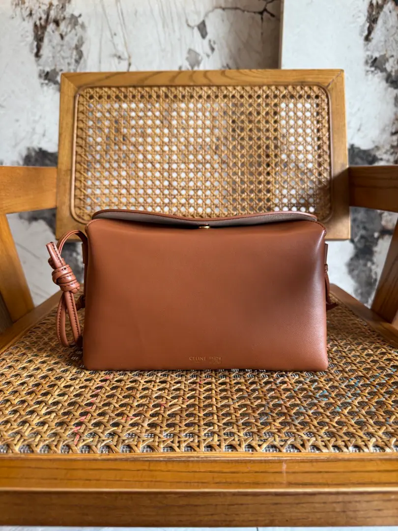 . TRIO FLAPHandbag. New Product Information Mini-handbag., The type of paragraph may be fittedPLUSWaiting for a bigger smartphone. 8.9 X 5.1 X 1.4Inches（22 X 14 X 4centimetres） Lamb leather. Cow-cutter. Gold-faced. Slash and shoulder. TRIOMPHEPress button cut. 2A partition. 1A central zipper pocket inside. Slide knot mechanism Regable shoulder belt, Minimum length12.2Inches（31centimetres）, Maximum length25.5Inches（65centimetres）