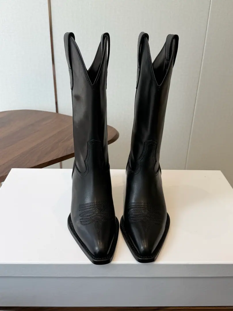 Goki! Leather.Celine Céline. 26ssAutumn The ancients are rough. Chelsea. Pointhead Boots, buttons. The season of Céline is a really good season. Like this boots are a real scooter. Focus on booting. No leg-scree. The upper leg second becomes the length of the leg., It's a super thin and a lot of stuff.！That's a hell of a thing. Shoe.: Original import, leather/Importing cow skin Uchi.: Import of sheep skin Otsumi!: The original is really a big one. Size: #35-40（40Do it.）