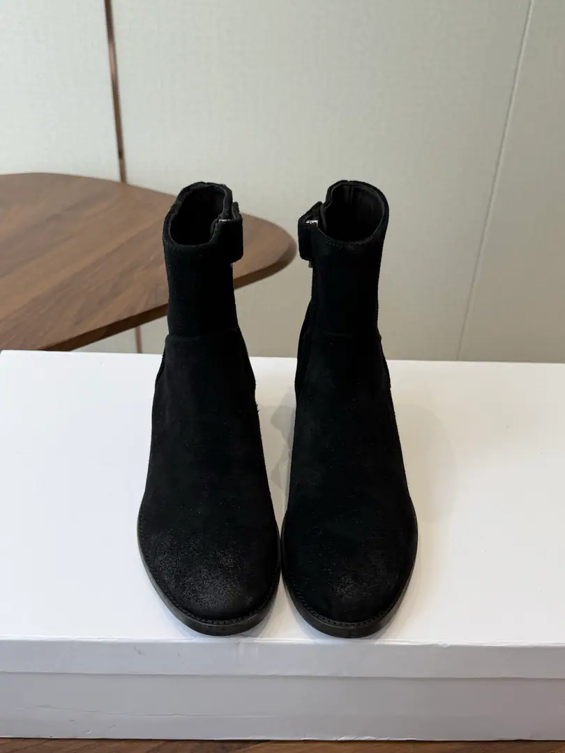 Celine Céline. 26ssAutumn and winter brand new. Bold Short boots. The season of Céline is a really good season. Like this boots are a real scooter. Focus on booting., Button design is unique.！ Fabulous.:Counter-featur./Head-decked cow skin. Uchi.:In the cow's skin. Otsumi!:Italy is a big-ass country. He's tall.:3CM Codes: 35-41（40, 41Custom）