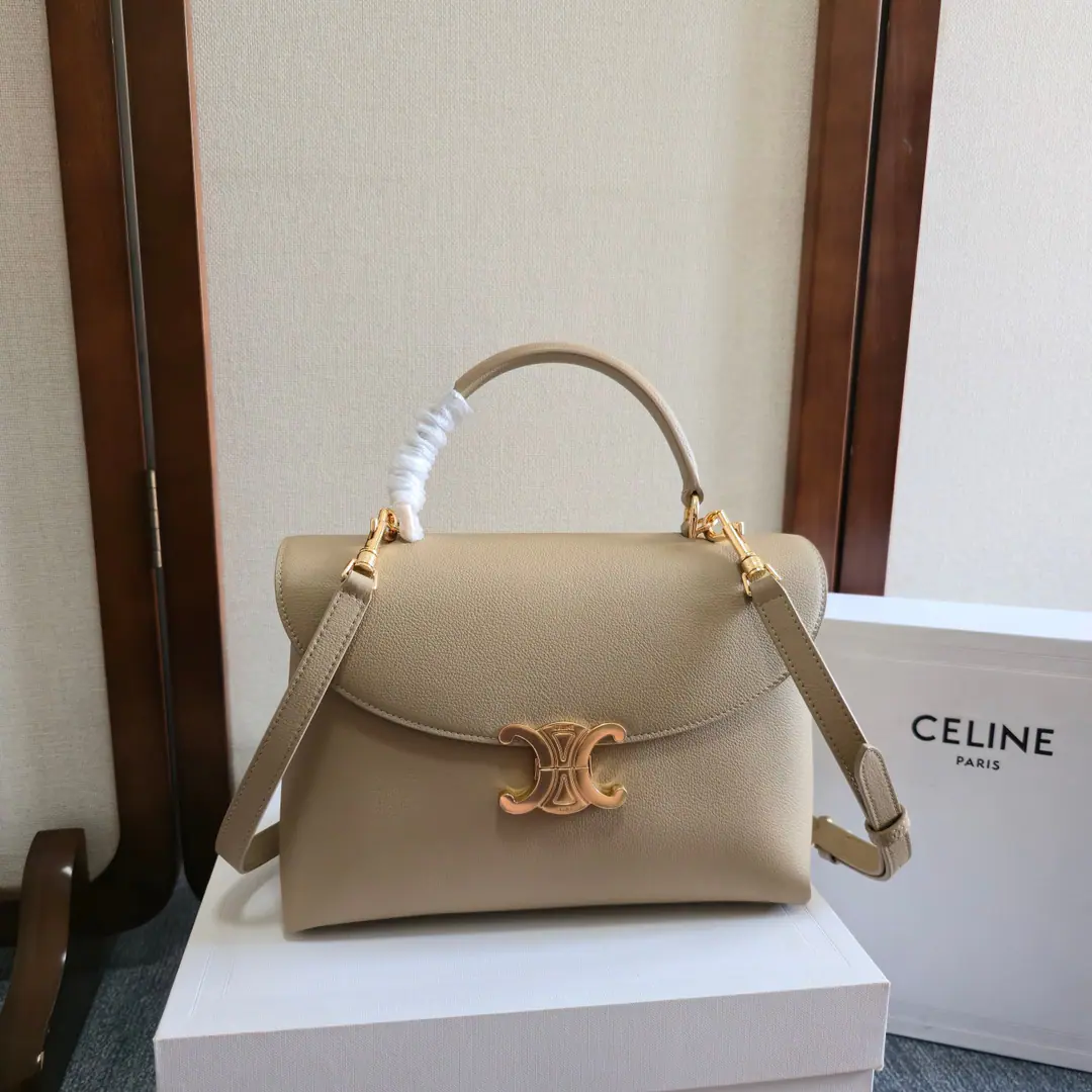 New items online.ceThe Triad Gate.kellyHandbag. The new swing door is full of high-end bags.! A simple contours of style and pure aesthetics, whether steady black or not, are found. Low-key brown or soft pink has a sense of greatness. kellyThe classic line is simple and generous, and without any extra decoration, it's a beautiful thing. Power Paragraph: 117523 Dimensions:25.5x18.5x10