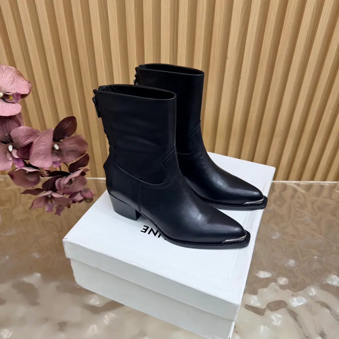 2026The cabinet is synchronized with the new money in autumn and winter. Celine｜Céline.26Autumn and new Pitchey. Bold West cowboy Martin boots.！ Top Version⚠️Niu Kyung. Bullskins. The upper foot is super handsome. It's super cool.！You're not so bad at all.. With jeans, you're a great guy.🔥It's definitely a single piece of fire this fall and winter.！ Material Skins for shoes./Bullskins. The insides are all sheep's skin. The original is really a big one. Size: 35-41 （40, 41, 42Custom）