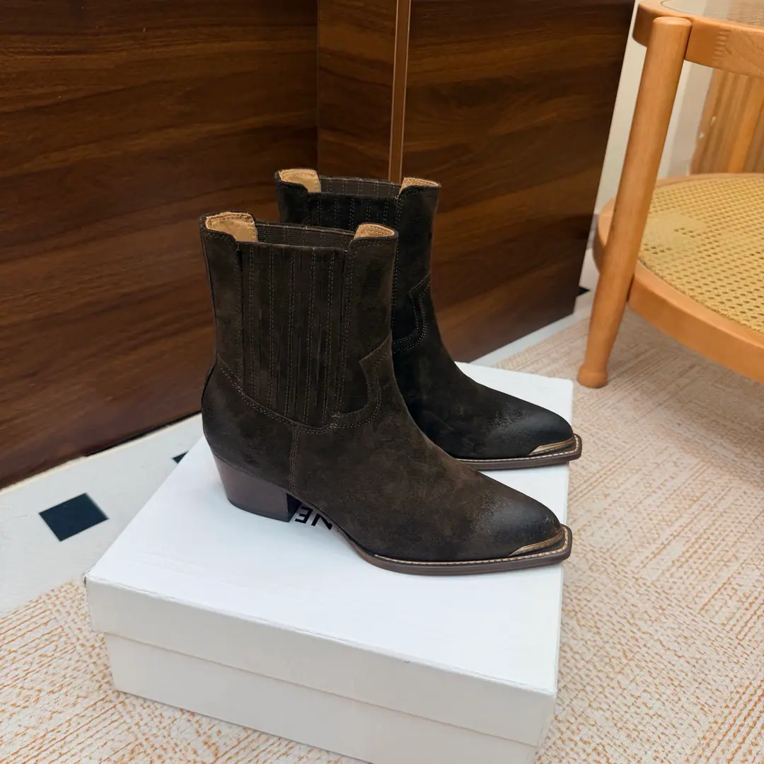 2026The cabinet is synchronized with the new money in autumn and winter. Celine｜Céline.26Autumn and new Pitchey. Bold West cowboy Martin boots.！ Top Version Niu Kyung. Bullskins. The upper foot is super handsome. It's super cool.！You're not so bad at all.. With jeans, you're a great guy.🔥It's definitely a single piece of fire this fall and winter.！ Material Skins for shoes./Bullskins. The insides are all sheep's skin. The original is really a big one. He's tall.: 5.5cm Size: 35-41 （40, 41, 42Custom）