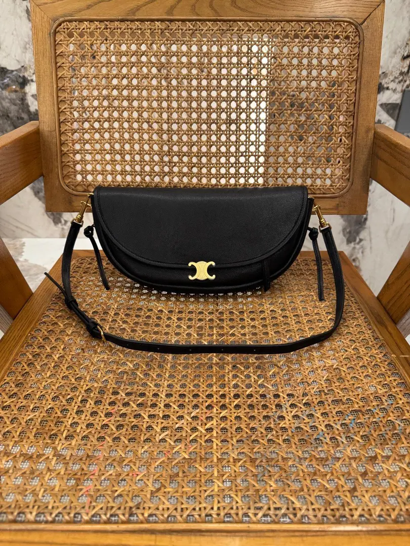 . SOFT TRIOMPHE HALFMOONSmall pocket. New Product Information 9.8 X 5.1 X 2Inches（25 X 13 X 5centimetres） Lamb leather. In the rectangular liner. Gold-faced. Shoulder or slash 1Main partition. Dismantled and modifiable sundries, Minimum length8.46Inches（21.5centimetres）, Maximum length12.99Inches（33centimetres） - The caps.1A remote zipper bag. Backset1A remote zipper bag.