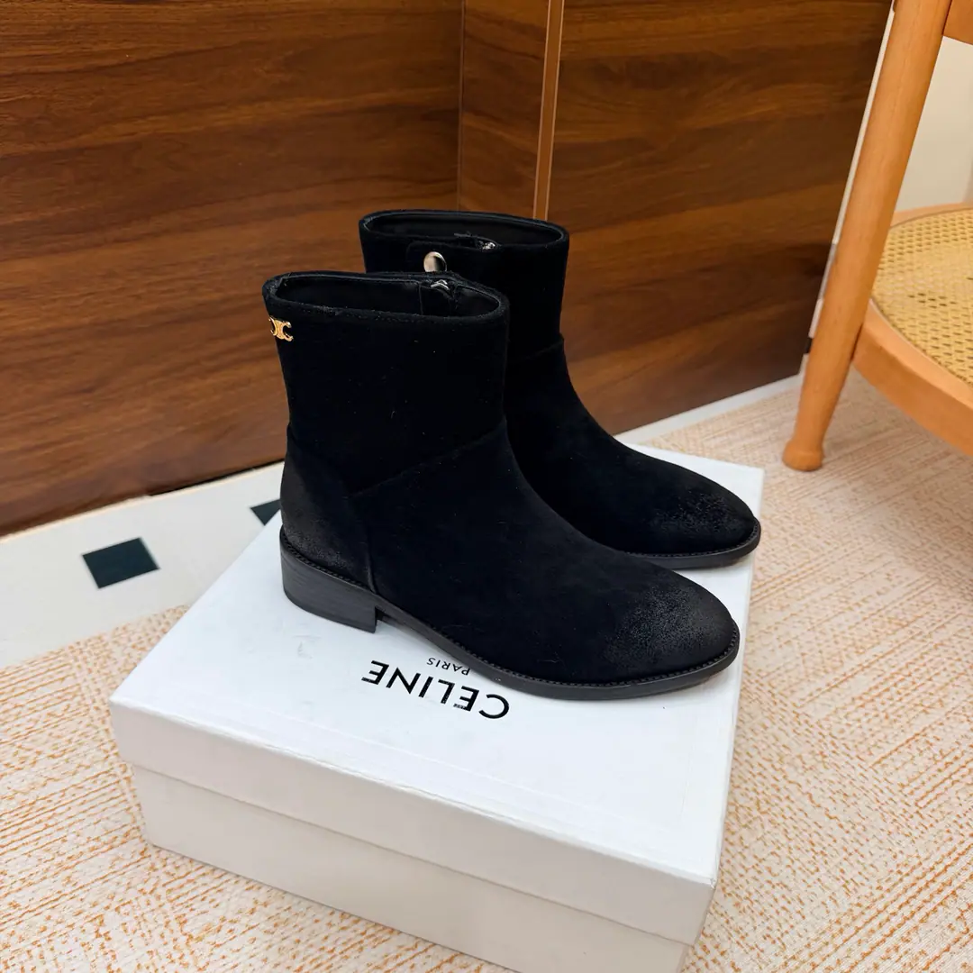 2026The cabinet is synchronized with the new money in autumn and winter. Celine｜Céline.26Autumn and new Pitchey. Bold West cowboy Martin boots.！ Top Version⚠️Niu Kyung. Bullskins. The upper foot is super handsome. It's super cool.！You're not so bad at all.. With jeans, you're a great guy.🔥It's definitely a single piece of fire this fall and winter.！ Material Skins for shoes./Bullskins. The insides are all sheep's skin. The original is really a big one. Size: 35-41 （40, 41, 42Custom）
