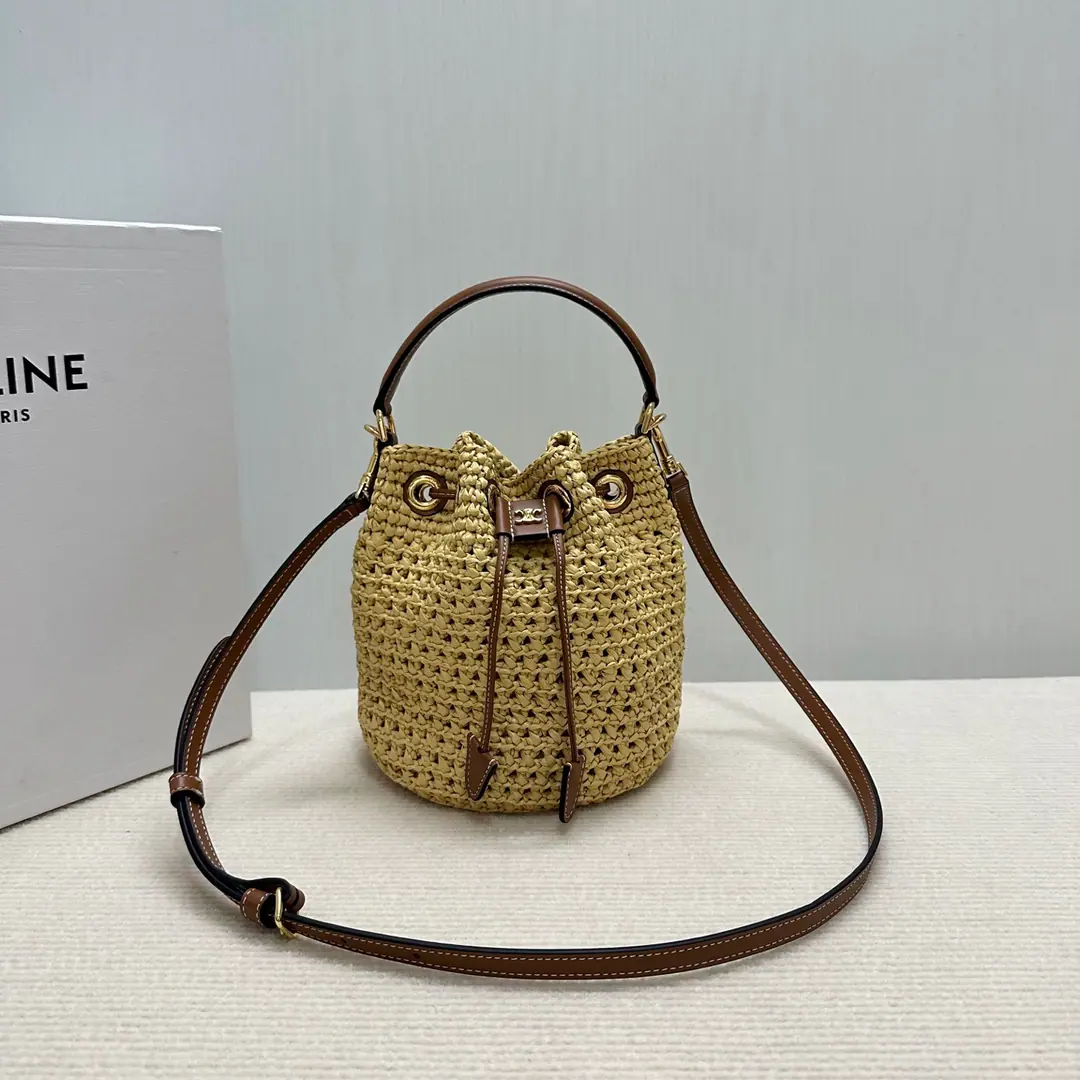 CELINEWeavingTEEN CLARABag. 🍹 Plant materials, The cattle leather bag. Gold-faced. But the handy., ♪ Shoulder and slash ♪～ Smoking the ropes and leather belts., Decorative metal qualityTRIOMPHEMark 1Main partition. 1A leather expert., Length2.76Inches（7centimetres） 1Dismantled and modifiable sundries, Minimum length19Inches（48centimetres）, Maximum length22Inches（57centimetres） Paragraph: 122622（Prefixed packaging） Dimensions: 16 x 19 x 16cm