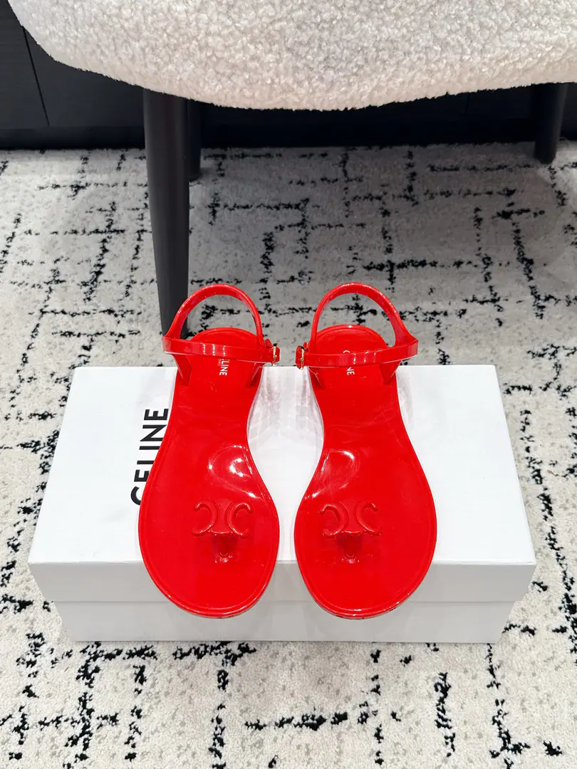 Celine Céline. 26/ Newly made-up gelatin and sandals. The French laxity is perfectly integrated with the ancient classics., To be a fashion stand-alone in summer.. SoftPVCJell-O material Soft-ball-legged, Waterproofing. It's a combination of face and reality.. Marked Triumph Gate Decoration Pointing Footplace, Low profile luxury. Brand recognition.. ✔️size: 35-40（40I'll make sure I don't change it.）