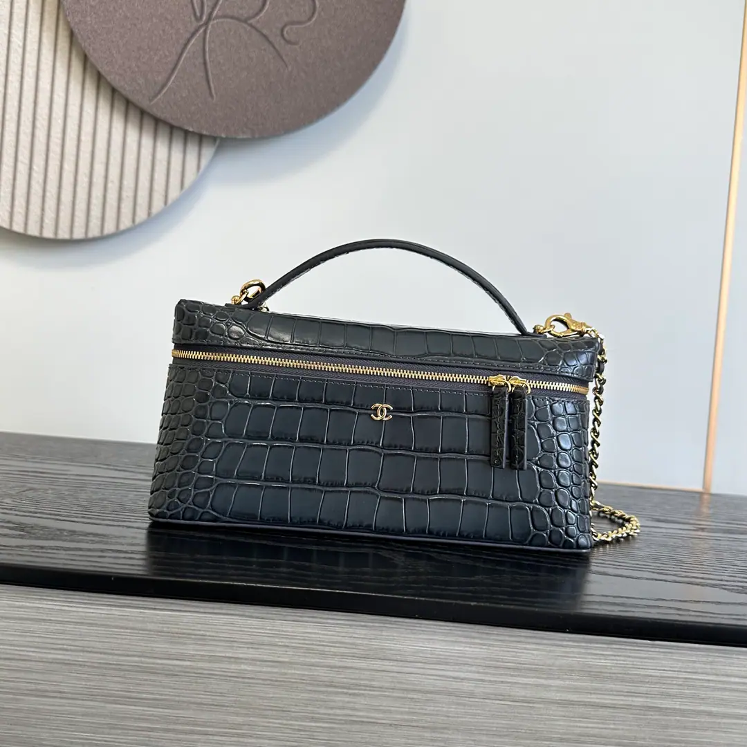 《Fish pressure skin.》Iron Grey！《Cross-section》OHANEL🚩🚩🚩26BAdvanced Handicrafts 🌠🌠🌠LpBox.🖤Advanced HandicraftsLPThe old money is a feeling of the well-packed food box., - It's a grinding resistance., I don't worry about wear or tear.～The cross-sectional sprawl is falling apart., Horizontal zipper., Deep inside, super-capable., ProMax+Pizza.+The makeup is all light.[Cool.R]Light gold metal binaryCLow profile atmosphere.～Bring your own short handle.+🉑️We'll take the skin off and wear the gold chain.[Beauties.R]With all the French names on your hands, you can see.～The slashing back is a relief., I can't make any mistake with the commuters.！Dimensions: 12×25×5 cm